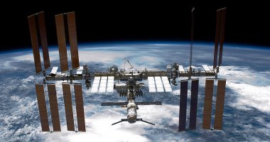رواد الفضاء ينقلون كبسولة سبيس إكس دراجون إلى محطة فضائية