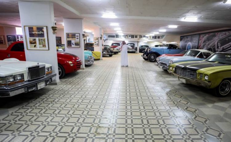 بالصور : سعودي يحول جزء من منزله لمتحف للسيارات الكلاسيكية