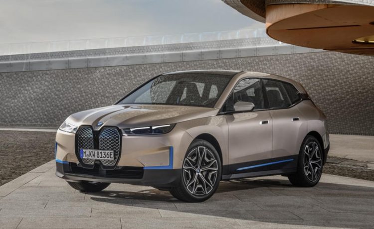 BMW iX الكهربائية متعددة الاستخدامات تقدم رسمياً كموديل 2022