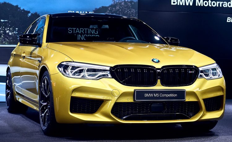 BMW M5 Competition تنطلق بلون أوستن أصفر ميتاليك المميز