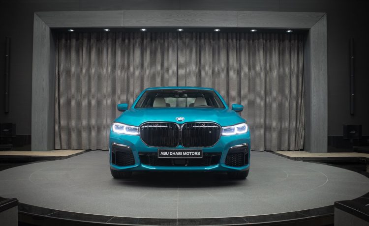 بي إم دبليو M760Li xDrive تظهر بلون مميز في أبوظبي