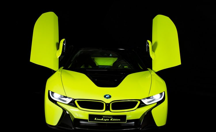 بي ام دبليو والكانتارا يكشفان النقاب عن إصدار i8 رودستر LimeLight Edition