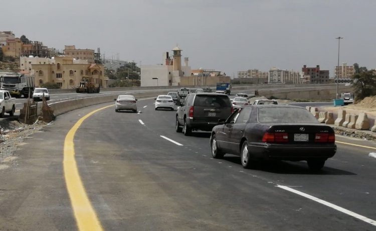 وزارة النقل السعودية تؤكد استخدام 4 طبقات لأرضيات مشروعات الطرق