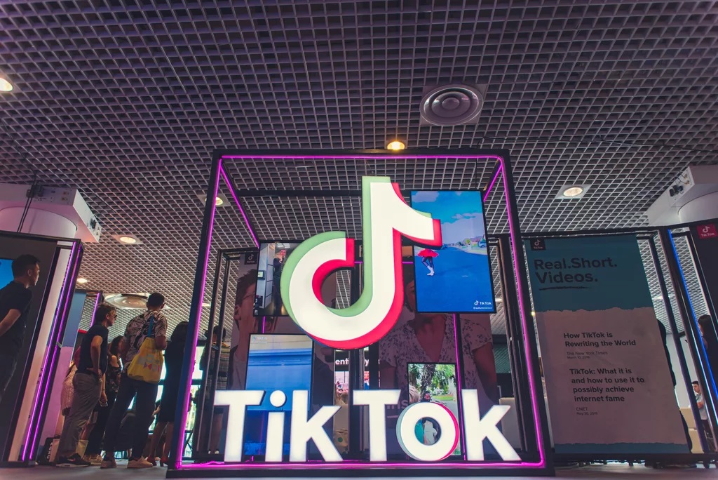 يوتيوب أم TikTok