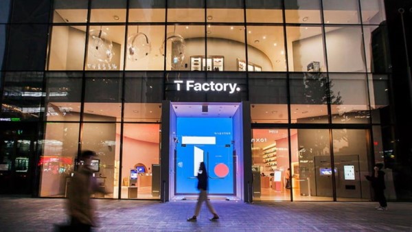 T-Factory هو متجر بدون موظفين يبيعون الهواتف الذكية باستخدام التعرف على الوجه