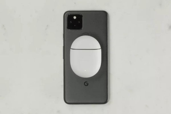 يتحول Pixel 5 تلقائيًا إلى لوحة شحن لاسلكية عند توصيل كابل USB-C