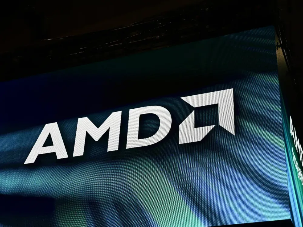 تقرير: AMD تجري محادثات أولية لتصنيع رقائقها في مصانع Intel