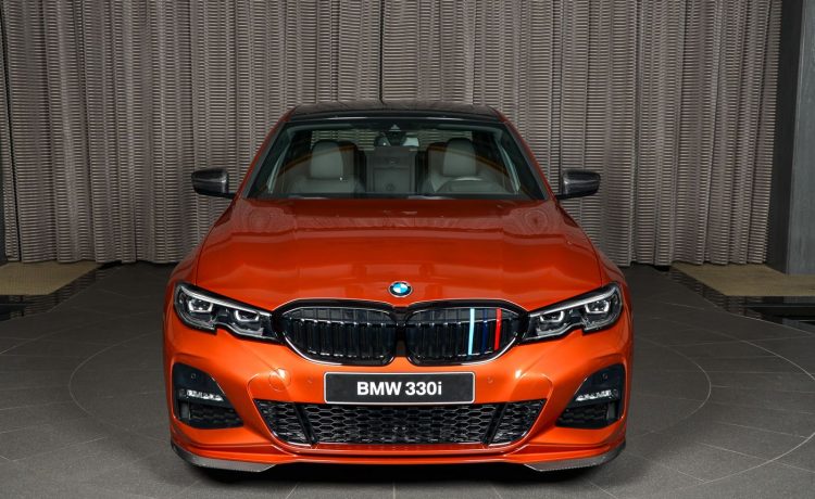 BMW 330i M Sport تأتي بطلاء غروب الشمي البرتقالي في أبوظبي