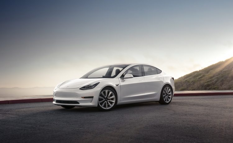 تسلا تطلق تغييرات في Model 3 تشمل اضافة Autopilot بشكل قياسي