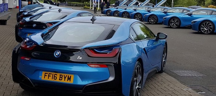 رئيس نادي ليستر سيتي يقدم 19 سيارة BMW i8 للاعبيه بمناسبة الفوز بالدوري