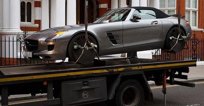 سيارة مرسيدس سعودية تتعرض للسحب في لندن لمخالفة التوقف في الممنوع