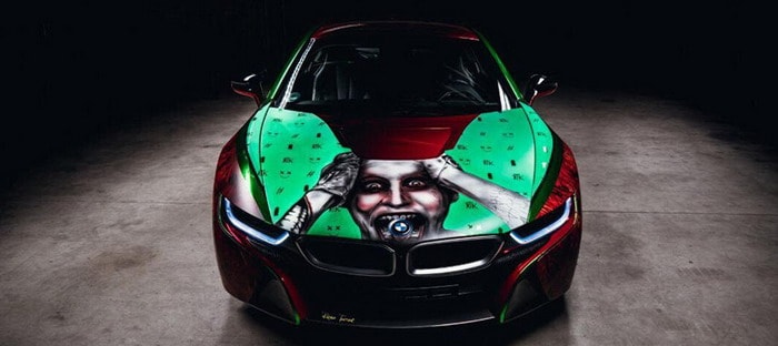 BMW i8 تبدو شريرة ومخيفة برسم الجوكر