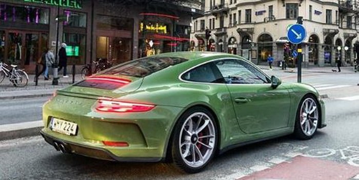 بورشة 911 GT3 Touring بلون أخضر زيتوني تثير العيون في السويد