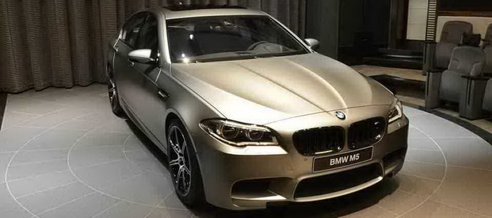 BMW M5 30 Jahre M5 الخاصة تعود في صور حية من أبو ظبي