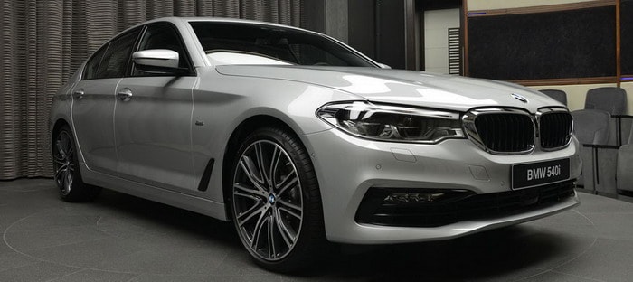 BMW 540i الجديدة كلياً تظهر بنسخة Sport Line المطورة في أبوظبي