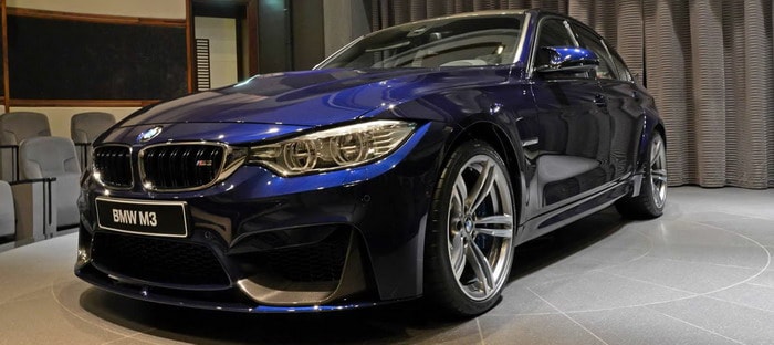 BMW M3 Tanzanite Blue تتجمل بجناح خلفي من ألياف الكربون في أبوظبي