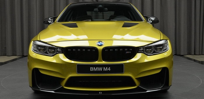 BMW M4 بلون أصفر أوستن وباقة M Performance تتوفر في أبوظبي