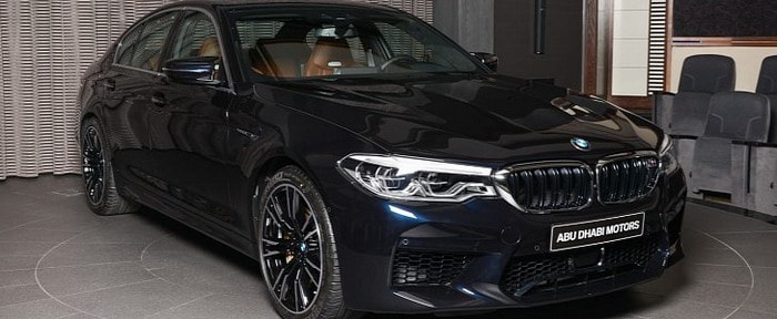 BMW M5 تبدو أكثر أناقة باللون الأسود Azurite في أبوظبي