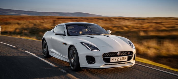 جاجوار F-Type Checkered Flag Edition تحتفل بمرور 70 عامًا على السيارات الرياضية