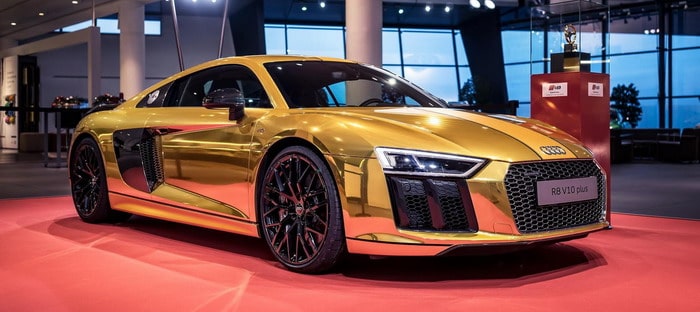 أودي R8 V10 plus ذهبية بعجلات ألومنيوم سوداء تعرض للبيع بصورة حصرية