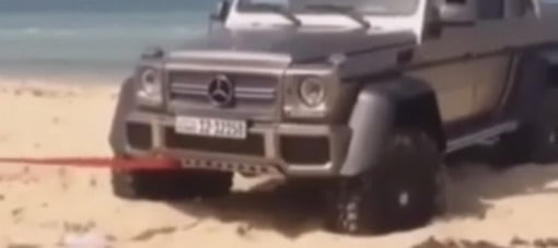 فيديو: مرسيدس G63 AMG 6X6 تغرز في الرمال الكويتية وتبحث عن منقذ!