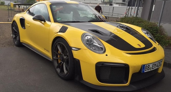 بورشه 911 GT2 RS تبدو أفضل في الأصفر