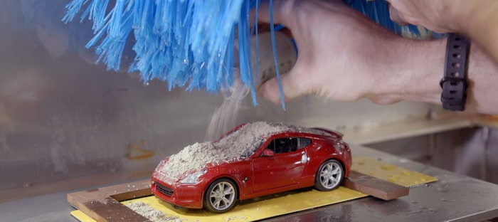 فيديو : نيسان تستخدم مغسلة سيارات مصغرة لتحسين عملية طلاء سياراتها