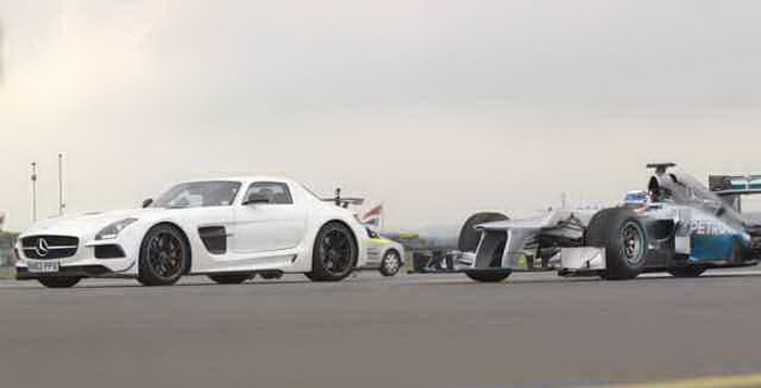 فيديو : أيهما أسرع . . سيارة مرسيدس فورميلا 1 أم سيارة مرسيدس SLS AMG فائقة ؟