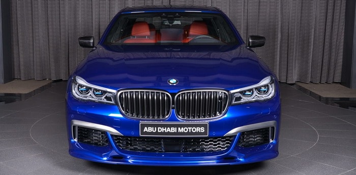 BMW M760Li بلون أزرق سان مارينو تبدو مثالية في أبوظبي