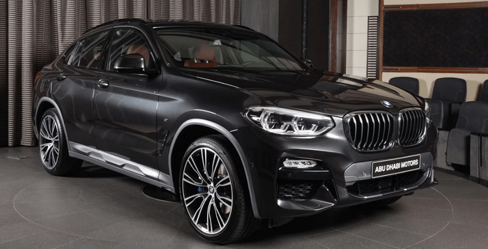 BMW X4 xDrive30i الجديدة كلياً تخرج بلون رمادي داكن مميز في أبوظبي