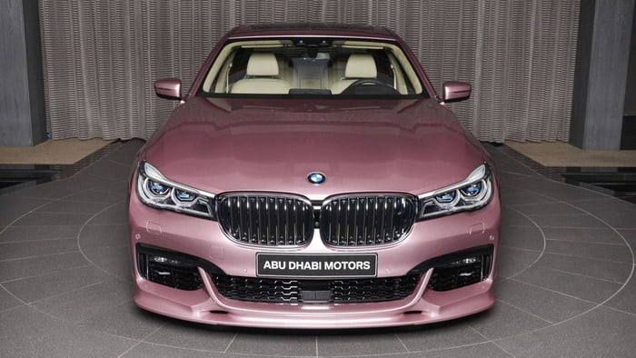 ?BMW M750Li xDrive باللون الوردي كوارتز في أبوظبي