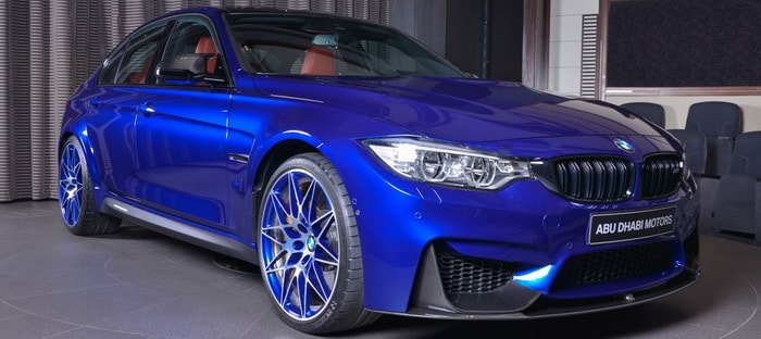 BMW M3 تدمج اللون الأزرق سان مارينو مع ألياف الكربون في أبوظبي