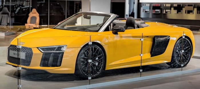 أودي R8 سبايدر 2017 الجديدة كلياً تقدم لدي Audi Forum بلون أصفر وتصميم رياضي