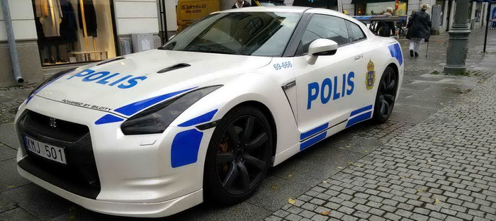 نيسان GT-R ترتدي حلة سيارات الشرطة في السويد علي غرار شرطة دبي