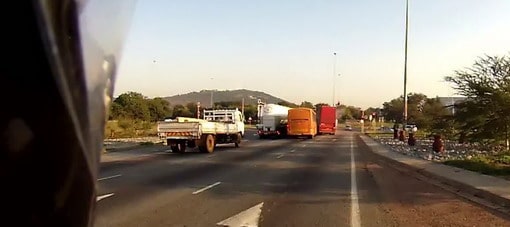 فيديو: شاحنة مشروبات مسرعة تطيح بسيارة مرسيدس وتكمل طريقها وكأن شيئًا لم يكن!