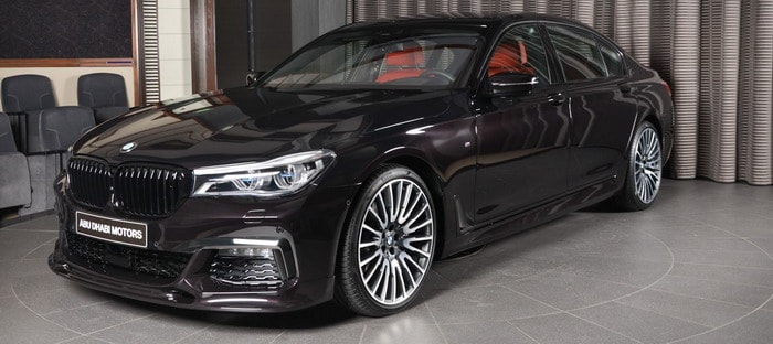 BMW 730Li بلون أسود ميتاليك روبي تتباهي بجمالها في أبوظبي