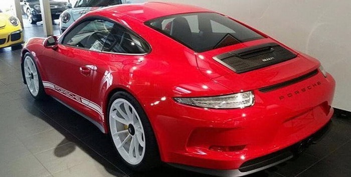 بورش 911 R باللون الأحمر فيراري تبدو مثيرة للغاية