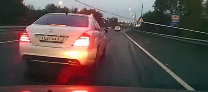 فيديو : سائق مرسيدس S-Class يقوم بلعبة الكبح أمام سيارة أخري فيتسبب في حادث
