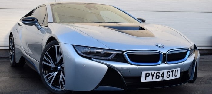 واين روني يعلن بيع سيارته BMW i8