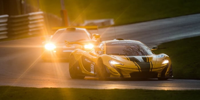 فيديو: ماكلارين P1 GTR تنطلق جنبًا إلى جنب مع F1 GTR