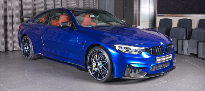 BMW M4 بلون أزرق سان مارينو تظهر في أبوظبي موتورز