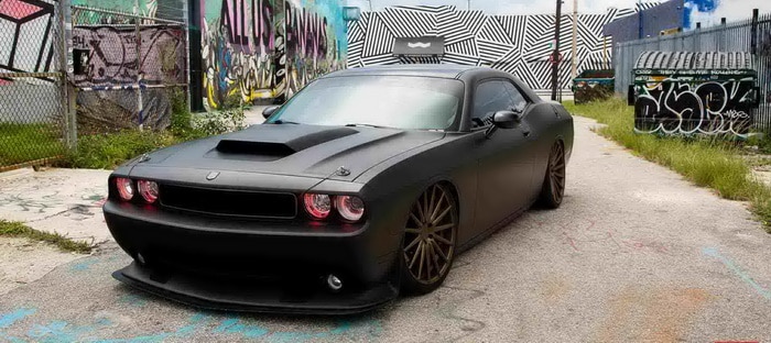 تشالنجر SRT8 بحلة سوداء رائعة وعجلات Vossen تتحول لسيارة باتمان عضلية