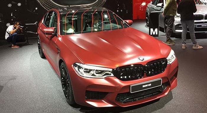 BMW M5 First Edition تذهل رواد فرانكفورت باللون الأحمر الجديد