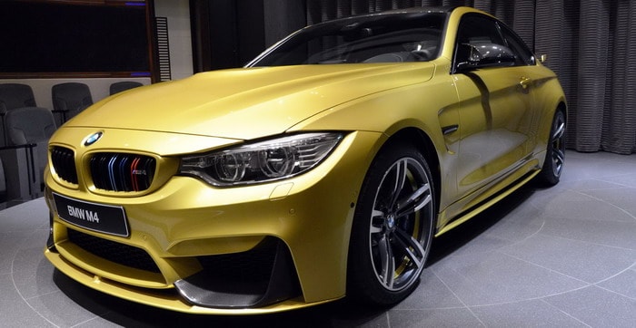 BMW M4 بتجهيزات M Performance تأتي باللون الأصفر أوستن لدي أبوظبي موتورز