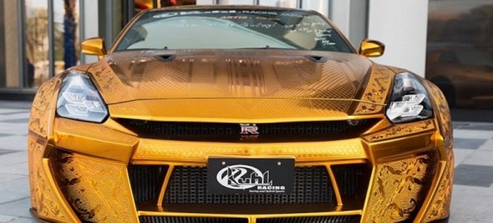 نيسان GT-R ذهبية تتألق بغلافها الذهبي في معرض أوتوميكانيكا دبي 2016