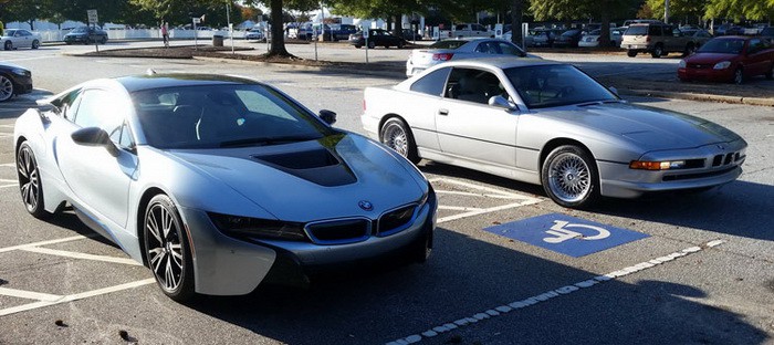 BMW i8 تلتقي 850Ci لتوحدا الماضي والحاضر في صور نادرة