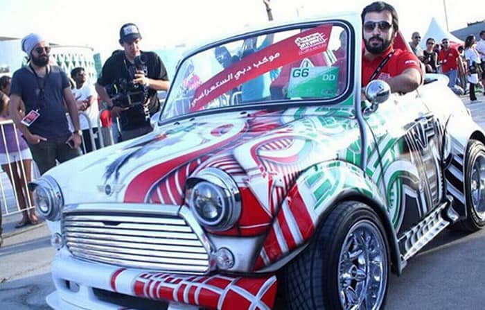 ينفق 100 ألف درهم لتحويل سيارته ميني الكلاسيكية لنسخة مثيرة من العلم الإماراتي