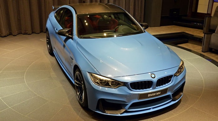 BMW M4 ياس مارينا بلو تقدم لدي موزع BMW أبوظبي بنكهة الإبهار