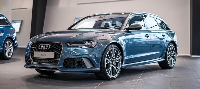 RS6 باللون الأزرق القطبي المعدني . . عملية الواجن بإثارة أودي اكسكلوسيف