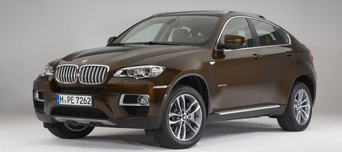 سائق مخمور يعرض سيارة BMW X6 رشوة علي ضابط شرطة !!